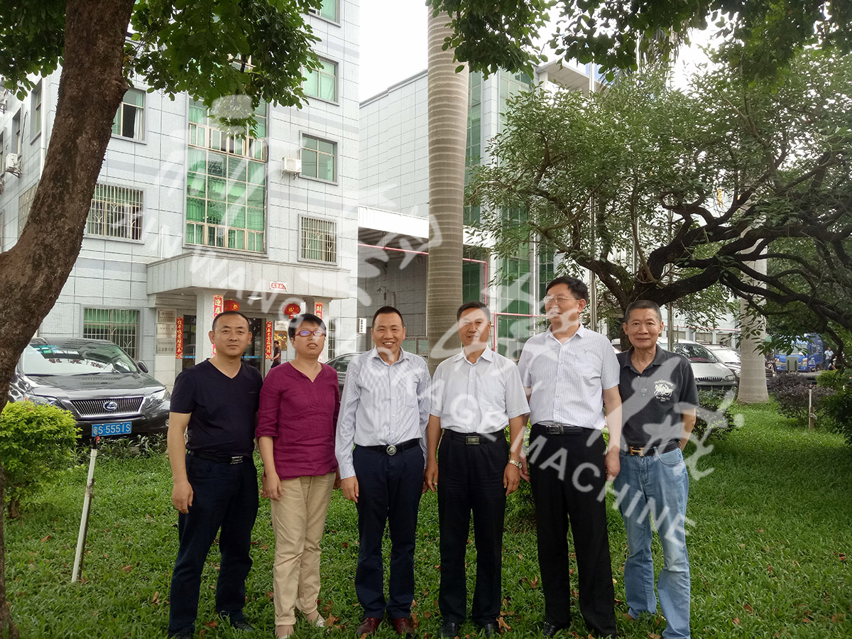 總裝備部劉思剛少將、新華社李建琦博士一行蒞臨新望公司考察指導(dǎo)