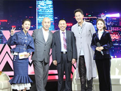 新望董事長(zhǎng)羅永輝與著名歌星劉尊老師、汪正正老師、郭津彤老師、主持人雅琪在北京電視臺(tái)錄制節(jié)目現(xiàn)場(chǎng)親切合影